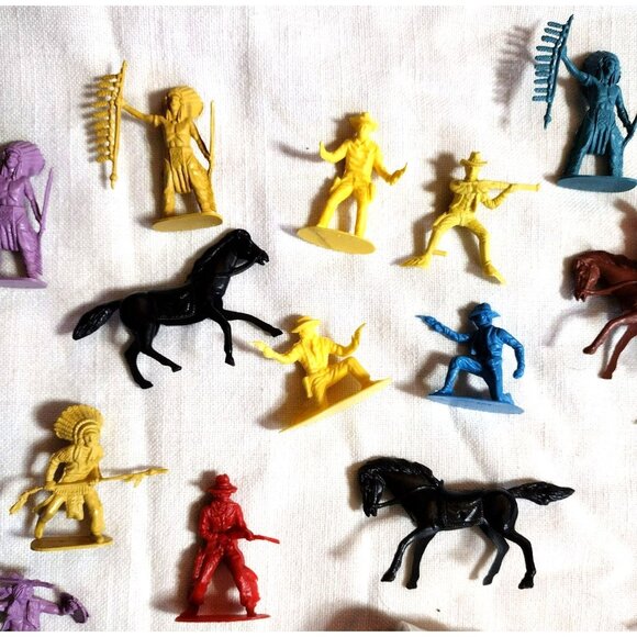 Cowboys Indians Plastic Toy Lot Vintage 28 Pieces Horses Western Style Figures - Picture 3 of 15